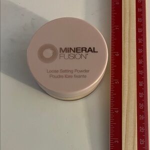 Mineral Fusion Loose Setting Powder in Soft Beige